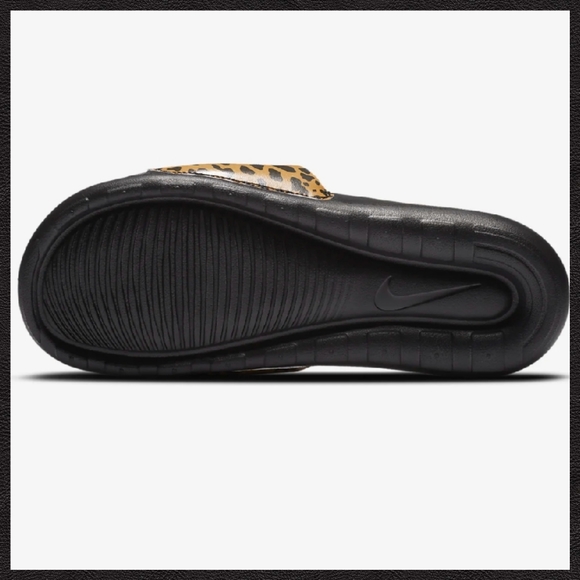 🔥  NIKE Slides - Picture 5 of 10